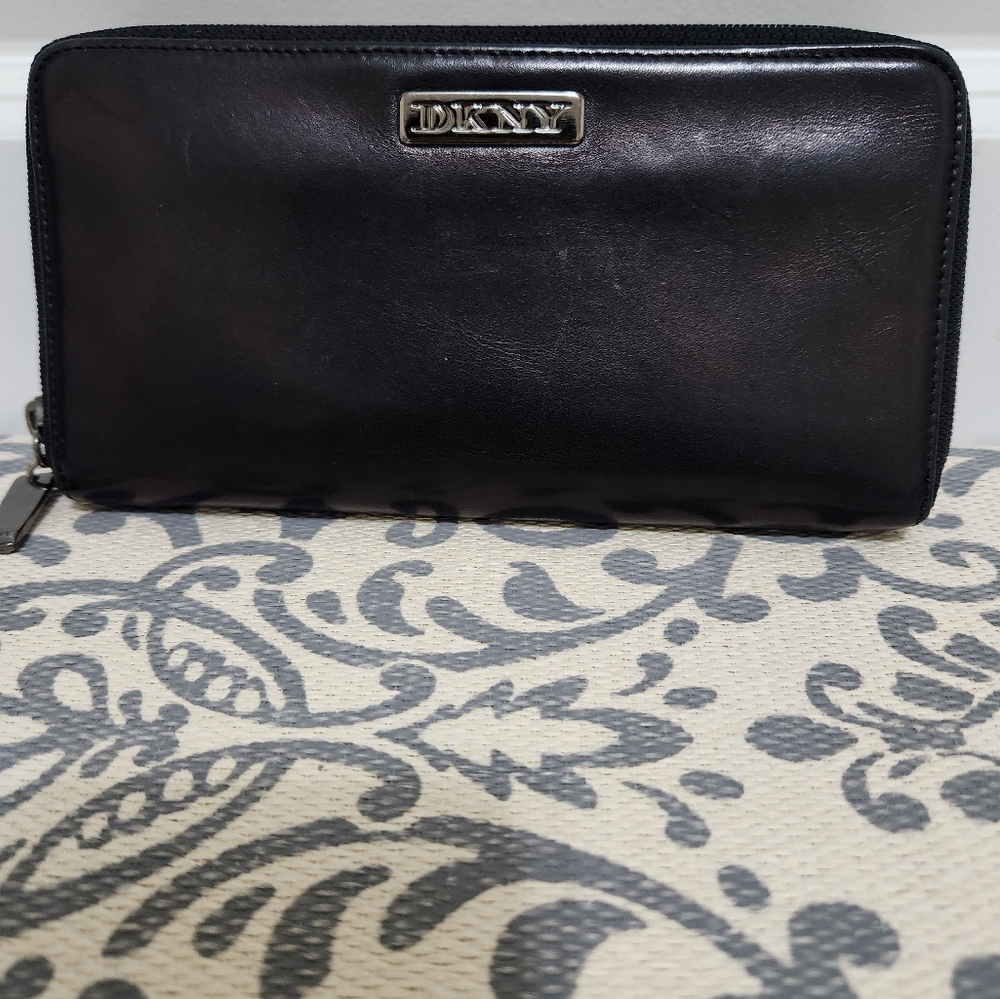 SOLD!!!!! DKNY Black Zip Around Wallet/Vintage - Picture 3 of 8